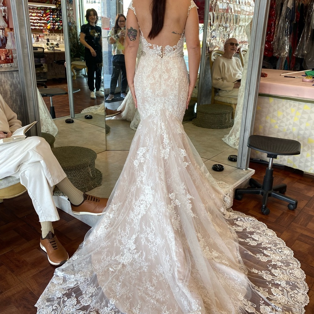 Size 8, with sides slightly taken in. - Picture 4 of 6